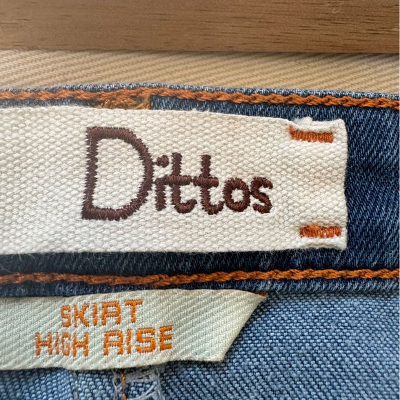 EUC Cute above-the-knee, button down denim skirt. M. - Picture 6 of 6